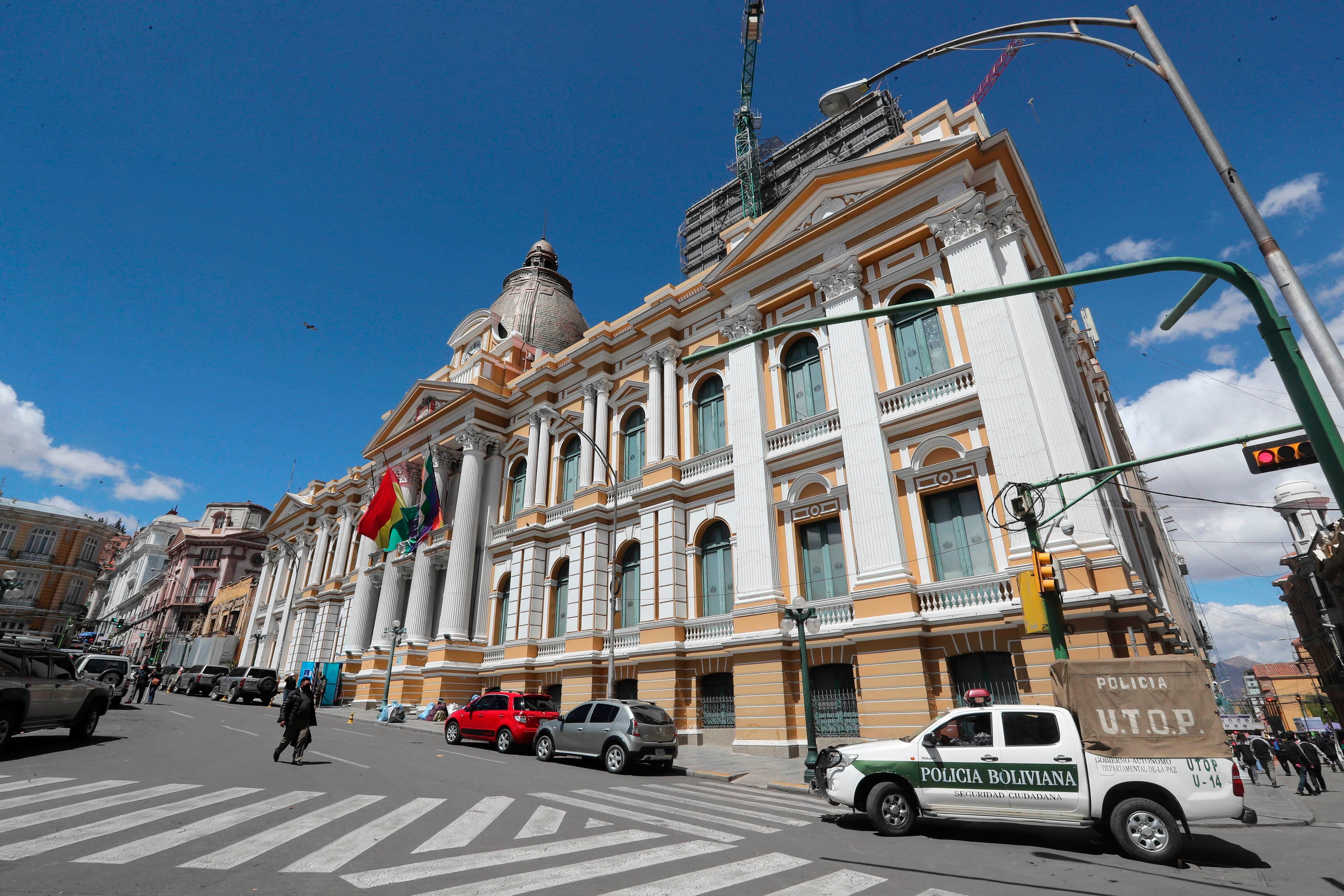 Vista del exterior de la Asamblea Legislativa o Parlamento boliviano, el 2 de octubre de 2020, en La Paz (Bolivia). EFE/ Martín Alipaz
