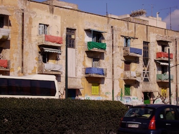 Uno de los edificios de Prosfygika (dinstereo, Flickr)