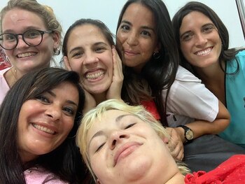 En primer plano, de pelo rubio, Fernanda Micaela González tras el parto