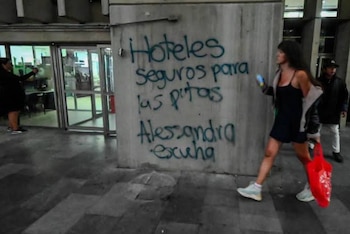 Trabajadoras sexuales de la CDMX protestaron en la alcaldía Cuauhtémoc contra Alessandra Rojo de la Vega.
Crédito: Cuartoscuro