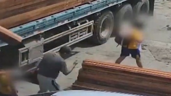 Niño de seis años quedó grave tras caída de tablas de madera en Villa María del Triunfo