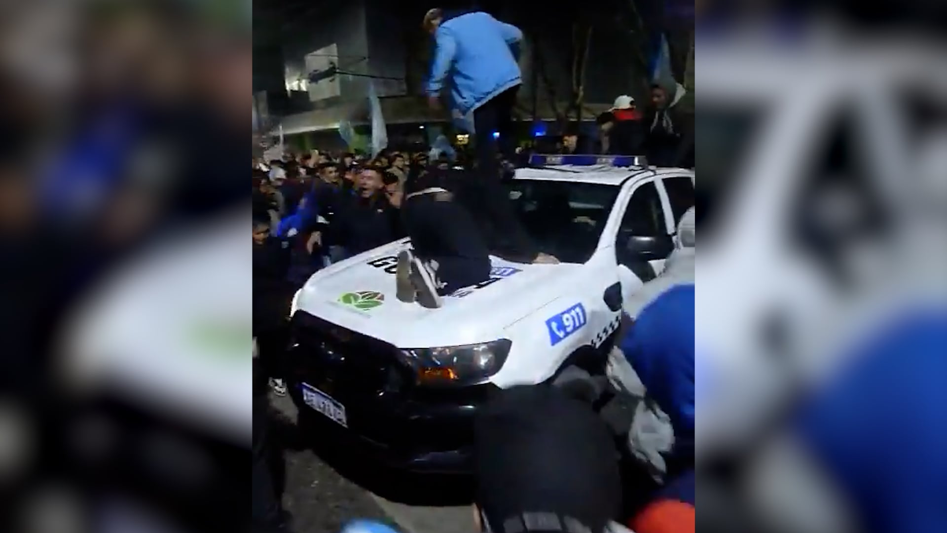 La secuencia de violencia continuó cuando algunas personas treparon al techo del patrullero, se tiraron sobre el capó y comenzaron a saltar