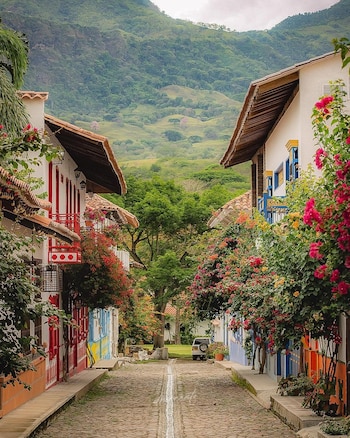 Entre las montañas y con