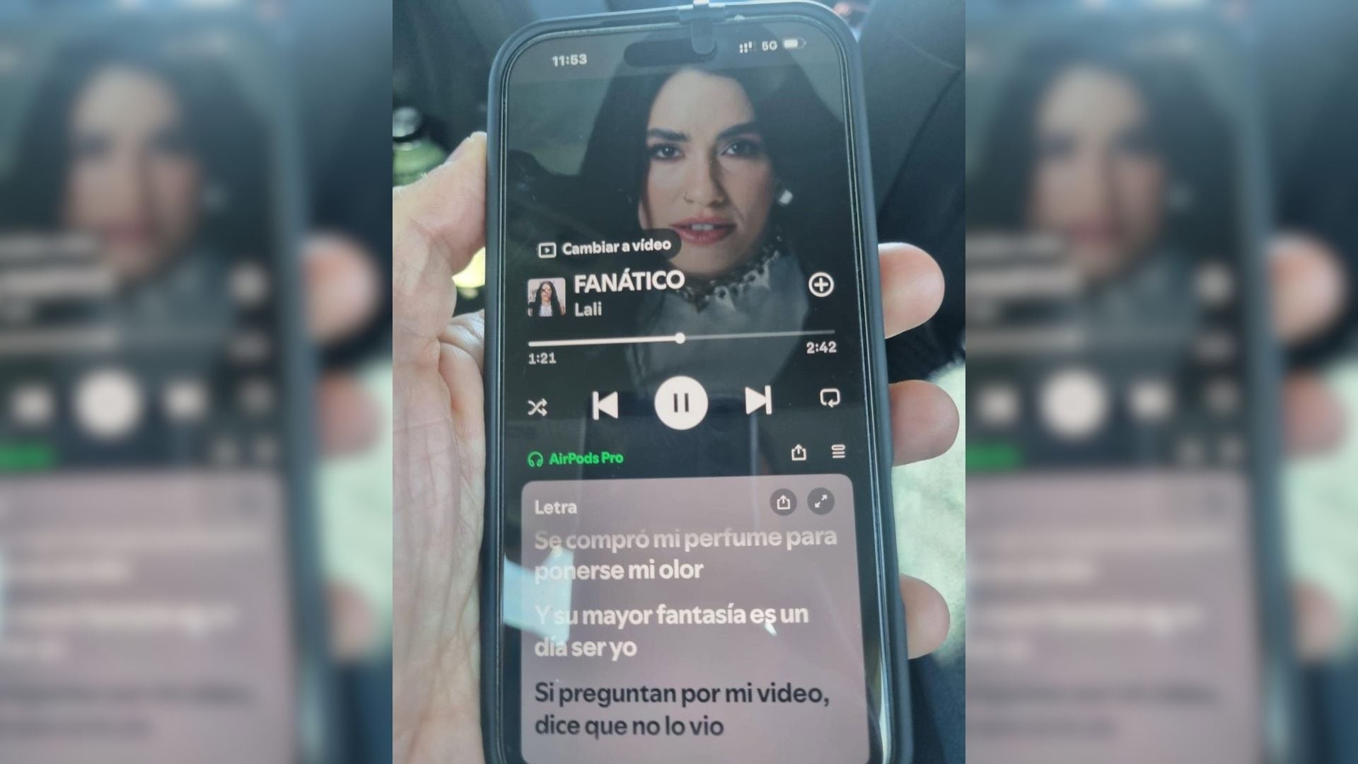 Pedro Sánchez reproduce la canción Fanático de Lali con la cámara frontal cubierta y dos líneas telefónicas. (Pedro Sánchez )