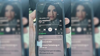 Tapa la cámara del móvil, huellas dactilares ocultas y dos líneas de teléfono: todas las medidas de seguridad que tomó Pedro Sánchez en su foto contra Milei