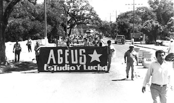 Estudiantes universitarios y de secundaria marcharon pacíficamente el 30 de julio de 1975 desde el recinto de la UES, minutos antes de la represión militar (Cortesía: UES).