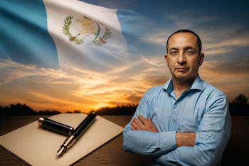 Hombre de camisa celeste con brazos cruzados junto a una pluma sobre un papel, con la bandera de Guatemala y un cielo al atardecer al fondo.