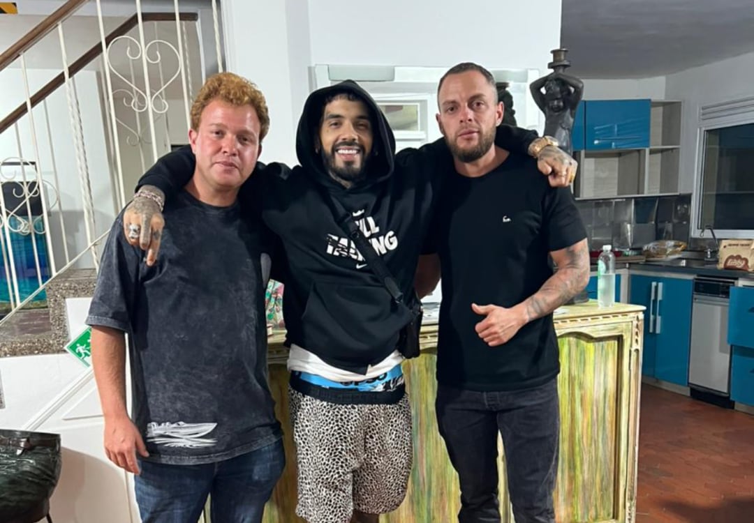 Anuel AA junto a Nicolás y Daniel Escobar, sobrinos nietos de Pablo Escobar - crédito Suministrada a Infobae