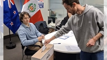 La segunda vuelta entre Keiko Fujimori y Roberto Sánchez ya comenzó: Nueva Zelanda registró el primer voto peruano del mundo