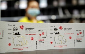 Un empleado del servicio postal