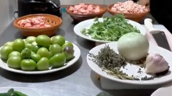 Con chiles, cilantro y especias,