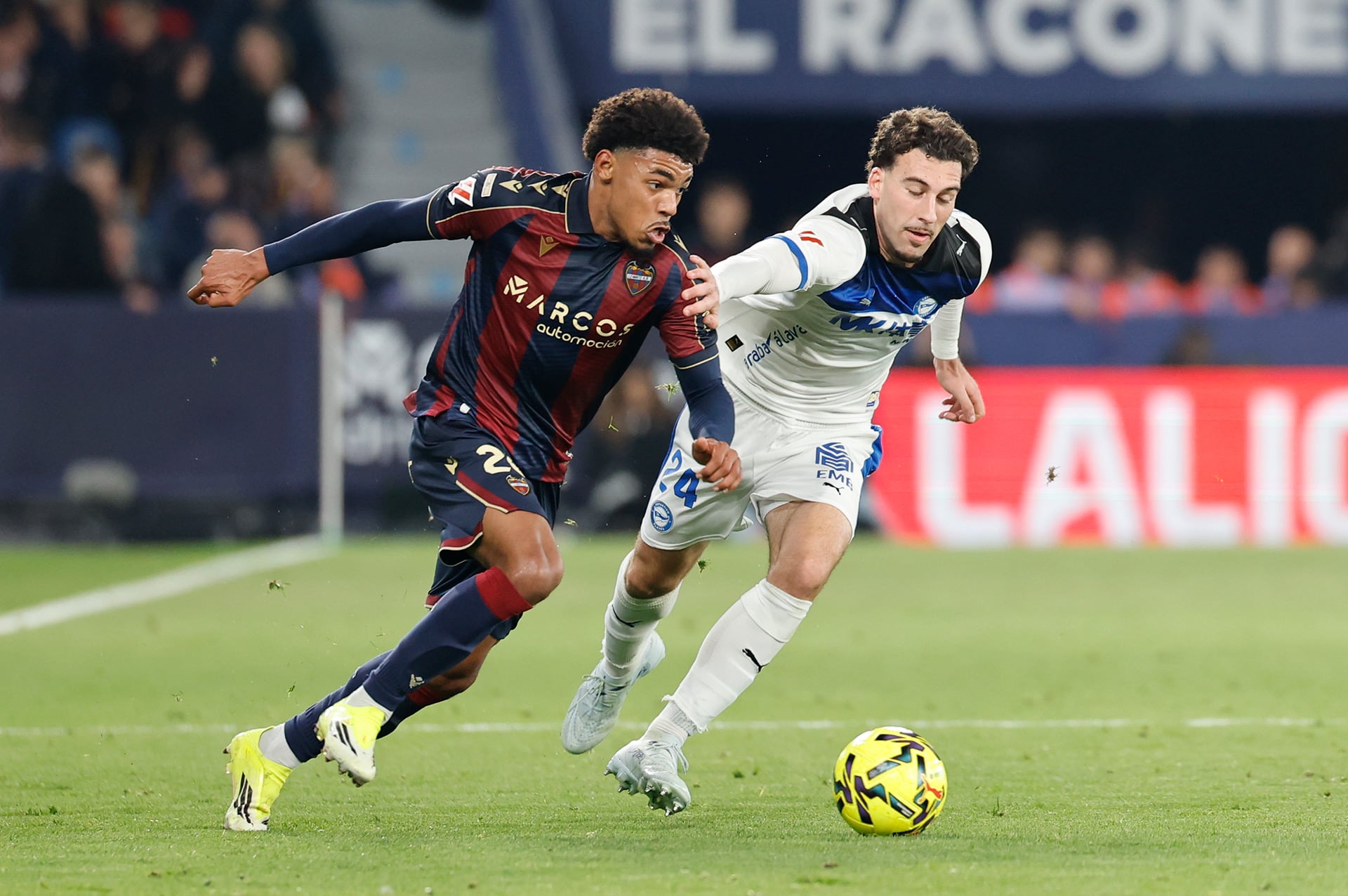 La caída ante Levante aumenta la presión sobre el técnico y su posible salida del club español (EFE/Ana Escobar)