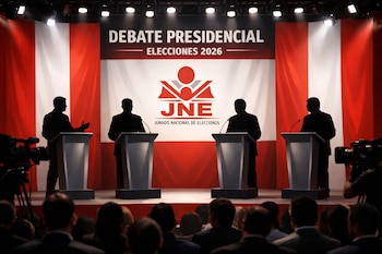 Ilustración de cuatro siluetas de candidatos en un escenario de debate presidencial con podios, logo del JNE, bandera peruana, cámaras y público.