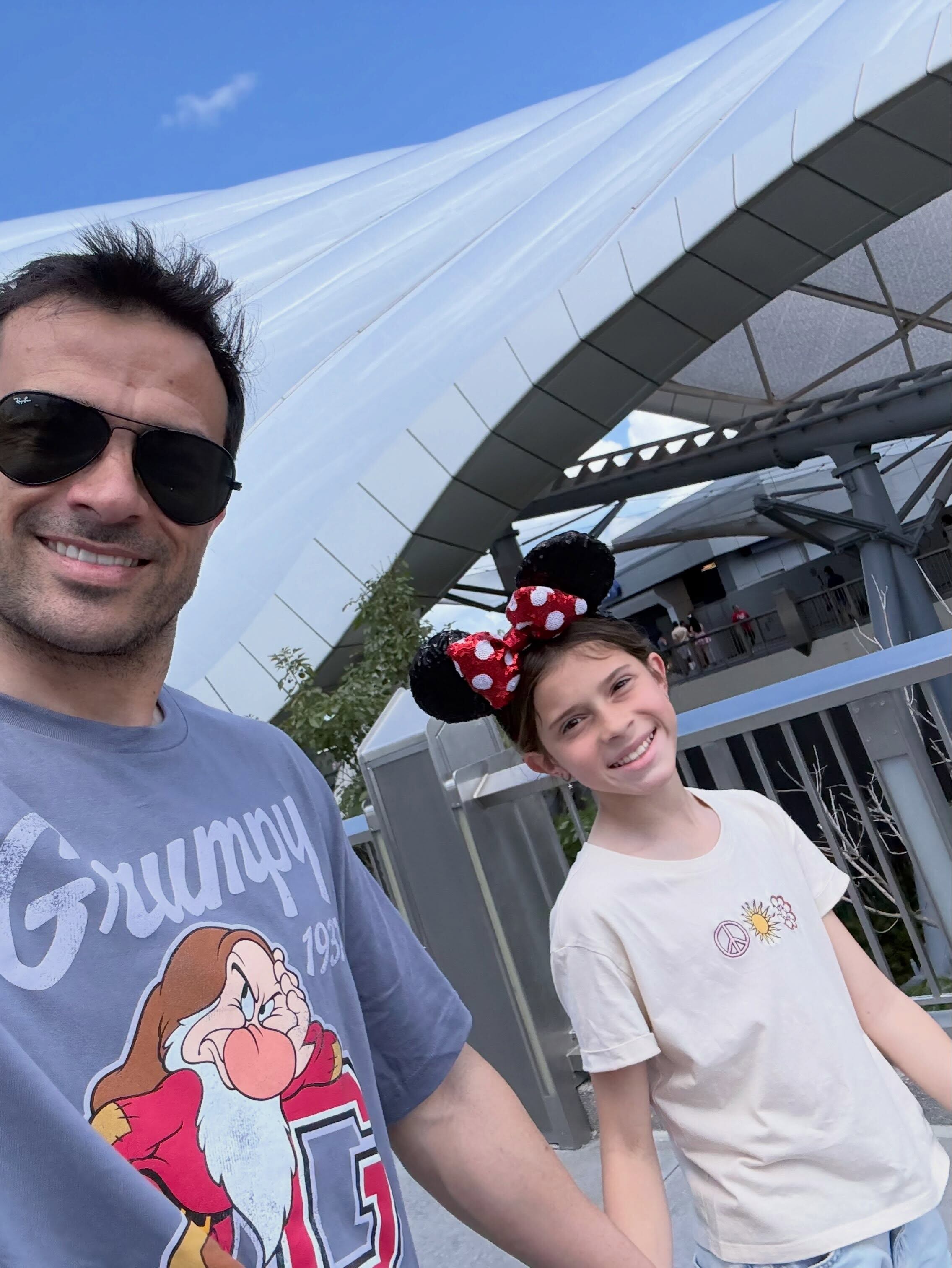 Darío Cvitanich junto a su hija menor durante su recorrido por el icónico parque