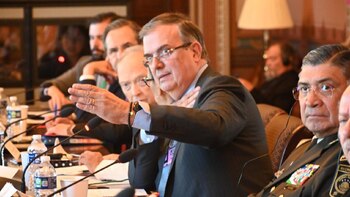 Marcelo Ebrard, junto a la