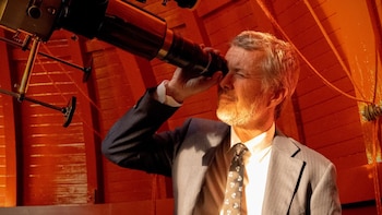 El rey Federico X de Dinamarca observa el eclipse desde el telescopio del observatorio más antiguo de Europa: la Torre Redonda de Copenhague