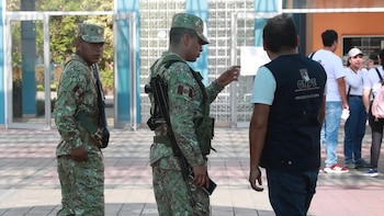 Efectivos de las Fuerzas Armadas de Perú hablando con personal de ONPE. (Foto: IG/@ONPE)