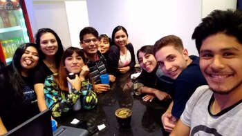 Mereles (en el centro, usando