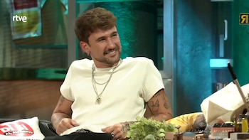 Dani Fernández en ‘La Revuelta’: del accidente en el escenario a la anécdota de sonambulismo con su pareja