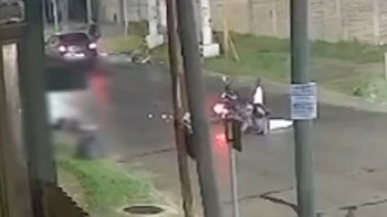 Arrolló con su moto a una jubilada en La Matanza y escapó sin asistirla: la víctima murió horas después