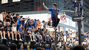 Nueva York vivió una noche de festejos y destrozos: 50 fotos de las celebraciones tras el histórico título de los Knicks en la NBA