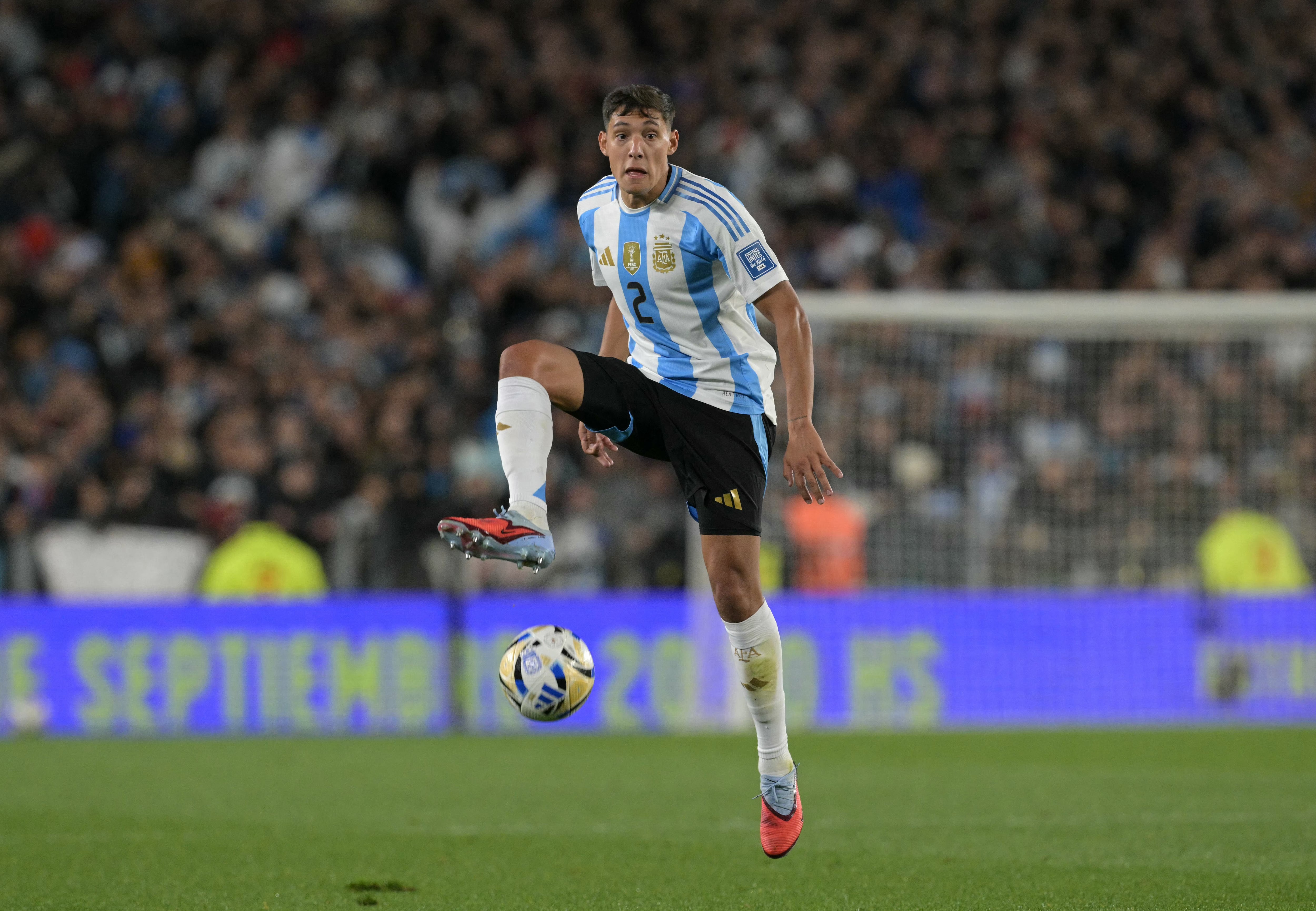 Nahuel Molina es uno de los jugadores que se perfila para ser titular en la Copa del Mundo (Photo by JUAN MABROMATA / AFP)