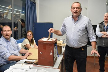 El voto de Alvaro Delgado, candidato de la coalición conservadora, en Montevideo (REUTERS/Martin Varela Umpierrez)