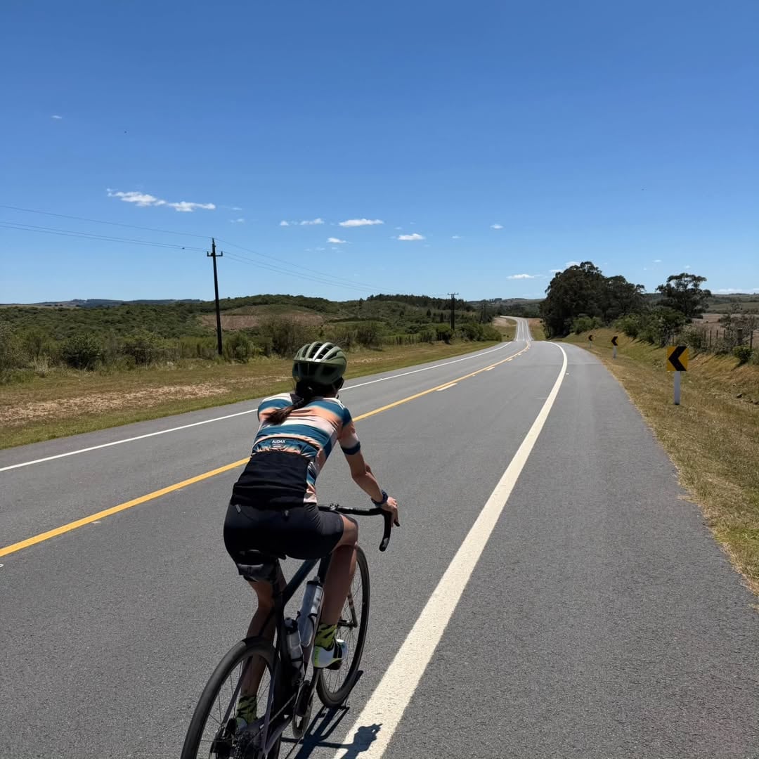 Otra de las instantáneas en que se puede er a Juana Viale en bicicleta, disfrutandio del paisaje y el relax