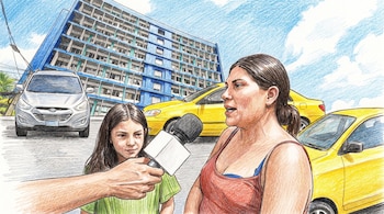 Ilustración de una mujer que habla ante un micrófono junto a una niña frente a un hospital azul y varios automóviles.