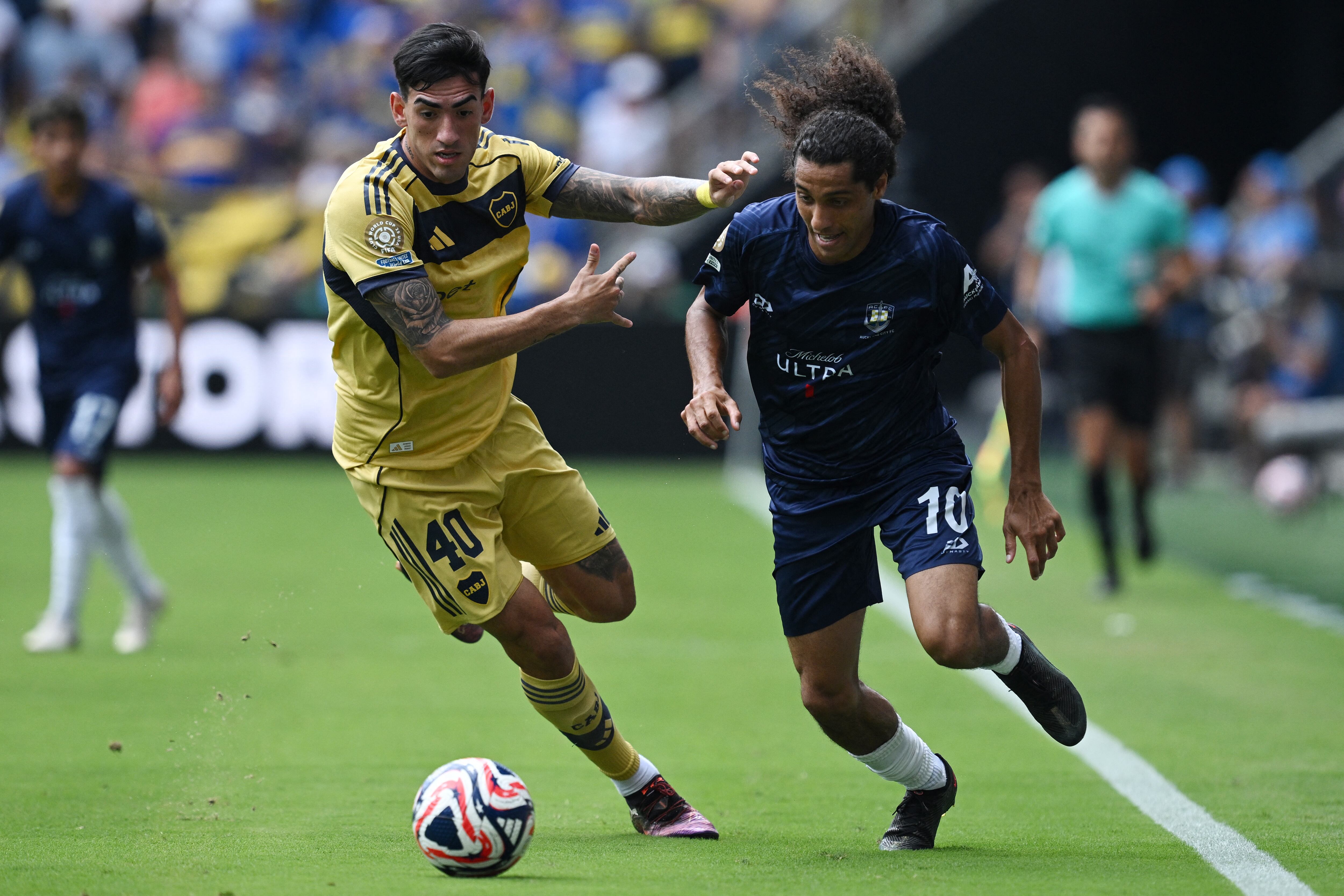 Lautaro Di Lollo y Dylan Manickum, en plena disputa