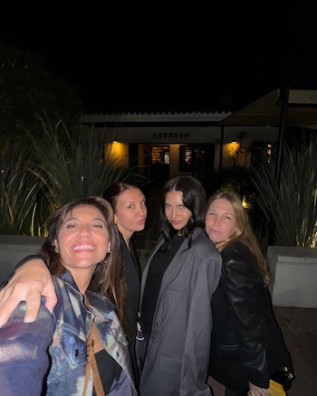 Zaira junto a amigas y