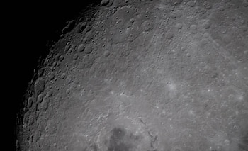 Esta imagen de la superficie lunar muestra dos pequeños cráteres que la tripulación de Artemis 2 nombró. A uno lo llamaron "Integrity", en honor a la nave espacial que los mantuvo a salvo durante toda la misión. Al otro lo llamaron "Carroll", en honor a la difunta esposa de Wiseman, quien falleció de cáncer en 2020. (NASA)