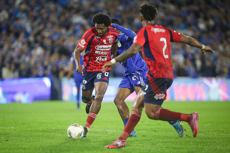 En un partido que se jugó en dos días, Millonarios empató ante Medellín y sigue sin ganar en el campeonato - crédito Cristian Bayona / Colprensa