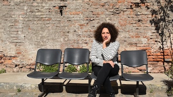 Cynthia Edul estrena ‘Estos pequeños libros que quedan’, donde una biblioteca cobra vida en escena