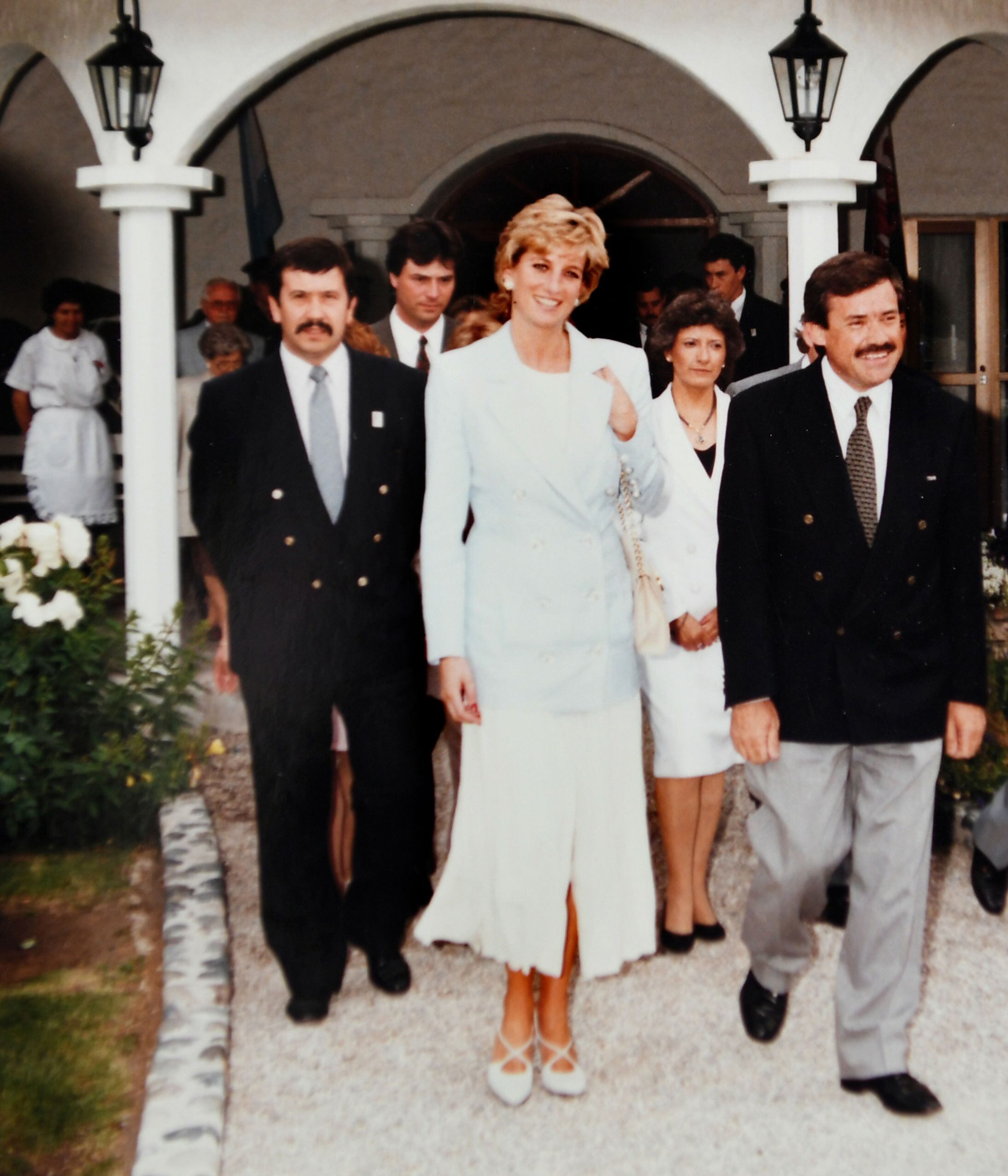 Lady Di camino hacia el monumento de Cristóbal Colón, punto central del acto preparado para recibirla