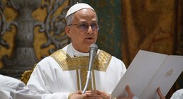 En su primera homilía, el papa León XIV citó palabras de Francisco y pidió tomar a Jesús como modelo