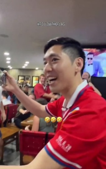La espontánea reacción de varios aficionados extranjeros conquistó las redes sociales y mostró el ambiente que se vive fuera de los estadios. (Captura de pantalla)
