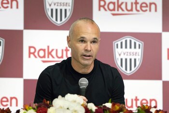 Andrés Iniesta habla en una conferencia de prensa en un hotel en Kobe, en el oeste de Japón, el 25 de mayo de 2023. Andrés Iniesta, que ganó el Mundial con España en 2010, así como cuatro títulos de Champions League y nueve de la Liga con el Barcelona, dejará el club japonés Vissel Kobe. (Kyodo News via AP)