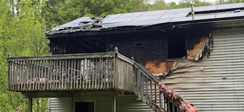 Las primeras averiguaciones indican que el incendio habría sido accidental y posiblemente provocado por un problema eléctrico relacionado con una regleta enchufada a una extensión dentro de la casa. Foto: abc7ny.