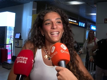 07/09/2026 Alma Bollo, rumbo a Honduras como concursante de 'Supervivientes All Stars 3'.
Tres años después de coincidir en 'Supervivientes 2023' -una edición en la que también participó Manuel Cortés- y de protagonizar sendos enfrentamientos y discusiones que acabaron por romper definitivamente la relación de Isa Pantoja tanto con Raquel Bollo como con sus hijos, Alma Bollo y Asraf Beno vuelven a verse las caras en 'Supervivientes All Stars 3', y la expectación es máxima por si intentarán comenzar de cero o revivirán viejos rencores pasados en esta nueva aventura que compartirán con otros rostros conocidos como Rosa Benito, María Jesús Ruiz, o Víctor Janeiro; y los dos ex más mediáticos de Anabel Pantoja, Omar Sánchez y Yulen Pereira.
EUROPA ESPAÑA SOCIEDAD
