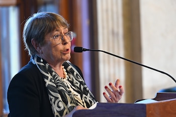 La expresidenta de Chile Michelle Bachelet, habla durante un seminario en el salón de Eventos Especiales del Palacio Legislativo este miércoles, en Montevideo (Uruguay). EFE/ Federico Gutiérrez