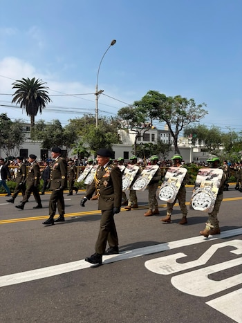 Ministro del Interior César Astudillo se ausenta del Palco de Honor y desfila junto a los Comandos Chavín de Huántar. (Foto: Clara Giraldo/Infobae Perú)