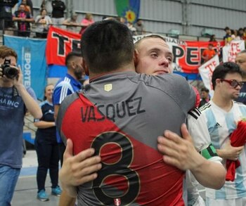 Abrazo de Jonathan Vásquez con
