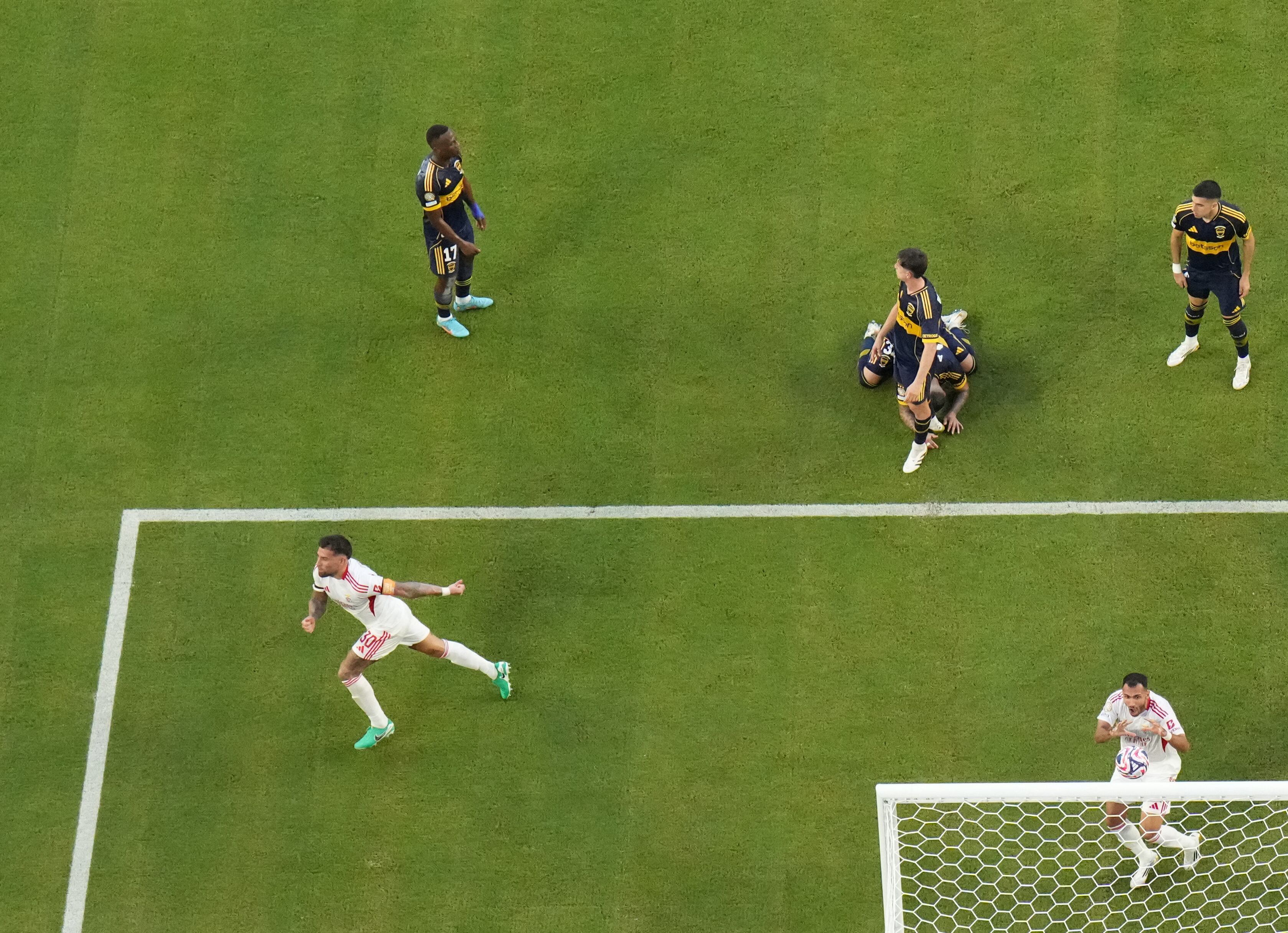 Benfica igualó con Boca en un duelo de alta tensión (REUTERS/Marco Bello)