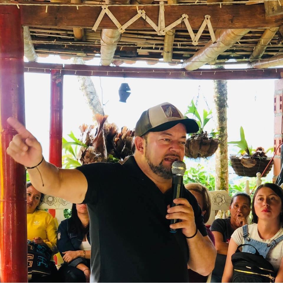 Las víctimas del suceso permanecen bajo observación médica, mientras la defensa del detenido sostiene una versión de defensa propia y la autoridad judicial evalúa los elementos probatorios presentados - crédito William Jairo Noreña Vásquez / Facebook