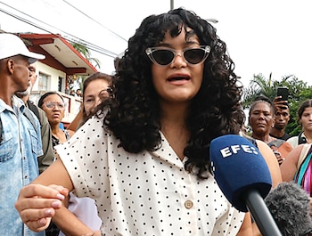 La creadora de contenido y activista cubana, Anna Sofía Benítez Silvente, habla con periodistas a su llegada al Tribunal Municipal este jueves, en La Habana (Cuba). EFE/ Ernesto Mastracusa