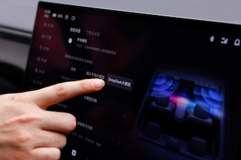 Un miembro del personal presenta