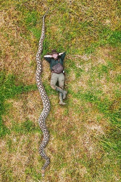 La medición de la serpiente, realizada con métodos estrictos y bajo supervisión, iguala el ancho de un arco de fútbol profesional (Créditos: Guinness World Records)