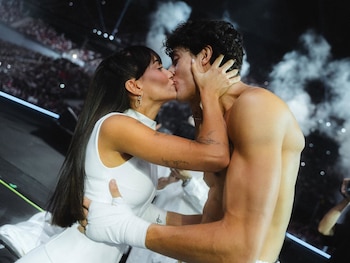 Aitana y Plex durante La Velada del Año 2026.
Aitana ha vuelto a demostrar públicamente lo enamorada que está de Plex con motivo del cumpleaños de su pareja. La artista ha compartido en sus redes sociales un emotivo mensaje en el que hace un repaso a los comienzos de su historia de amor y reconoce la sorpresa que supuso para ella que aquel chico que tanto le llamó la atención terminase convirtiéndose en una de las personas más importantes de su vida.
EUROPA ESPAÑA SOCIEDAD
EUROPA PRESS REPORTAJES