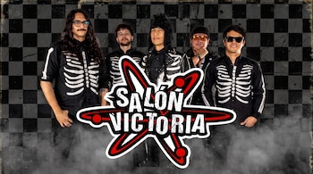 Cinco hombres posan de pie. Cuatro visten camisas negras con esqueleto blanco. Uno lleva chaqueta de cuero. Logo de "Salón Victoria". Fondo a cuadros.